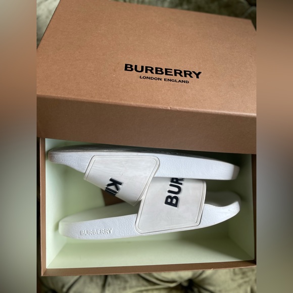 Burberry Kingdom LOGO SLIDES - Picture 11 of 16